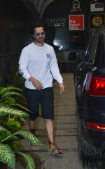 Varun Dhawan spotted at gym in bandra on 20th Aug 2018 (11)_5b7bc1cebc063.jpg