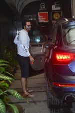 Varun Dhawan spotted at gym in bandra on 20th Aug 2018 (4)_5b7bc1b3820df.jpg