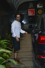 Varun Dhawan spotted at gym in bandra on 20th Aug 2018 (7)_5b7bc1be858ed.jpg