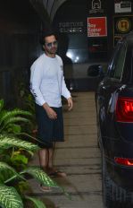 Varun Dhawan spotted at gym in bandra on 20th Aug 2018 (8)_5b7bc1c1afd6c.jpg