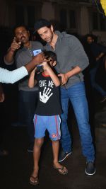 Hrithik Roshan spotted at bandra on 23rd Aug 2018 (1)_5b816f36bec39.jpg