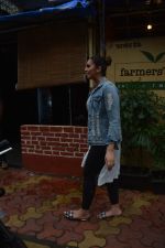 Huma Qureshi spotted at farmer_s cafe in bandra on 24th Aug 2018 (1)_5b839314b2321.JPG