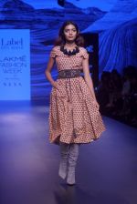 Model walk the ramp for  ritu kumar at Lakme Fashion Week on 26th Aug 2018 (61)_5b83cfd03f669.JPG
