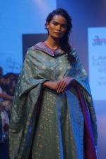 Model walk the ramp for Gaurang at LAKME FASHION SHOW DAY 3 on 24th Aug 2018 (21)_5b83936936584.JPG