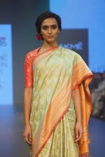 Model walk the ramp for Gaurang at LAKME FASHION SHOW DAY 3 on 24th Aug 2018 (29)_5b83937f58506.JPG