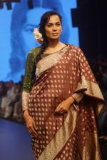 Model walk the ramp for Gaurang at LAKME FASHION SHOW DAY 3 on 24th Aug 2018 (44)_5b8393aa1d934.JPG