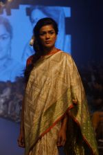 Model walk the ramp for Gaurang at LAKME FASHION SHOW DAY 3 on 24th Aug 2018 (5)_5b8393402d036.JPG