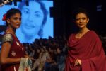 Model walk the ramp for Gaurang at LAKME FASHION SHOW DAY 3 on 24th Aug 2018 (70)_5b83940672411.JPG