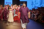 Model walk the ramp for Gaurang at LAKME FASHION SHOW DAY 3 on 24th Aug 2018 (83)_5b83942c6470a.JPG