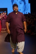 Model walk the ramp for Gaurang at LAKME FASHION SHOW DAY 3 on 24th Aug 2018 (84)_5b83942ee7eb0.JPG