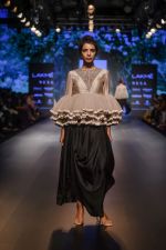 Model walk the ramp for Jayanti Reddy at Lakme Fashion Week on 26th Aug 2018 (44)_5b83d6da740e4.jpg