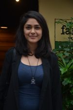 Mrunal Thakur spotted at farmer_s cafe in bandra on 24th Aug 2018 (21)_5b839403a7bf0.JPG