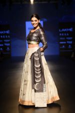 Saiyami Kher at Vineet Rahul Show at Lakme Fashion Week on 26th Aug 2018 (15)_5b83c4cf49600.JPG