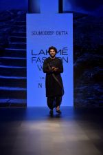  Gurmeet Choudhary walk the ramp for Soumodeep Dutta at Lakme Fashion Show 2018 on 27th Aug 2018 (31)_5b84f91570506.JPG