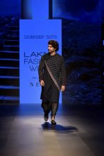  Gurmeet Choudhary walk the ramp for Soumodeep Dutta at Lakme Fashion Show 2018 on 27th Aug 2018 (33)_5b84f918d32f4.JPG