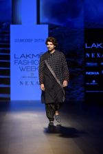  Gurmeet Choudhary walk the ramp for Soumodeep Dutta at Lakme Fashion Show 2018 on 27th Aug 2018 (35)_5b84f91e5988e.JPG
