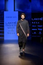  Gurmeet Choudhary walk the ramp for Soumodeep Dutta at Lakme Fashion Show 2018 on 27th Aug 2018 (37)_5b84f92313c6e.JPG
