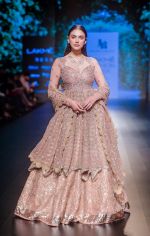 Aditi Rao Hydari walk the ramp for Jayanti Reddy at Lakme Fashion Week on 26th Aug 2018 (67)_5b84e86a7903d.jpg