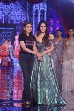 Kareena Kapoor at Grand Finale of Lakme Fashion Show 2018 on 27th Aug 2018 (53)_5b84fe3c253a3.JPG