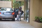 Kareena Kapoor And Taimur Spotted At Karishma_s House In Bandra on 1st Sept 2018 (8)_5b8cf75a7fdab.JPG