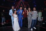 Varun Dhawan, Anushka Sharma, Manish Paul, Sonu Kakkar, Anu Malik, Vishal Dadlani on the sets of Indian Idol in Yashraj Studio, Andheri on 4th Sept 2018 (22)_5b8f78f6a686b.JPG