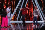 Varun Dhawan, Manish Paul, Vishal Dadlani on the sets of Indian Idol in Yashraj Studio, Andheri on 4th Sept 2018 (28)_5b8f7aa135569.JPG