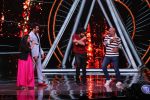 Varun Dhawan, Manish Paul, Vishal Dadlani on the sets of Indian Idol in Yashraj Studio, Andheri on 4th Sept 2018 (29)_5b8f78dd8409d.JPG