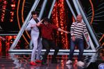 Varun Dhawan, Manish Paul, Vishal Dadlani on the sets of Indian Idol in Yashraj Studio, Andheri on 4th Sept 2018 (32)_5b8f7aa7dcef9.JPG