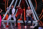 Varun Dhawan, Manish Paul, Vishal Dadlani on the sets of Indian Idol in Yashraj Studio, Andheri on 4th Sept 2018