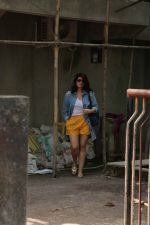 Twinkle Khanna at kromakay salon in juhu on 5th Sept 2018 (2)_5b90d7fd8a3cd.jpg