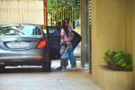 Kareena Kapoor , Taimur Spotted At Karishma Kapoor_s House In Bandra on 9th Sept 2018 (12)_5b975f48486cd.jpg