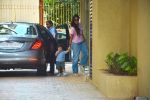 Kareena Kapoor , Taimur Spotted At Karishma Kapoor_s House In Bandra on 9th Sept 2018 (17)_5b975f582d9f4.jpg