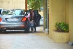 Kareena Kapoor , Taimur Spotted At Karishma Kapoor_s House In Bandra on 9th Sept 2018 (3)_5b975f2ca99c5.jpeg