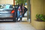 Kareena Kapoor , Taimur Spotted At Karishma Kapoor_s House In Bandra on 9th Sept 2018 (7)_5b975f3848948.jpeg