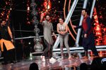 Shahid Kapoor, Shraddha Kapoor at the promotion of film Batti Gul Meter Chalu on the sets of Indian Idol at Yashraj in andheri on 11th Sept 2018 (46)_5b98c0b7cd1b2.jpg
