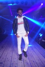 Kartik Aaryan at the Launch of Mufti Autumn Winter_18 Collection Along with Fashion Show on 30th Sept 2018 (82)_5bb1c8af4b581.JPG