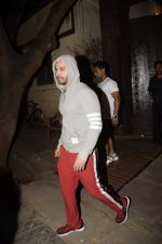 Varun Dhawan spotted at gym in juhu on 2nd Oct 2018 (4)_5bb469064e0bc.JPG