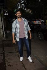 Kartik Aaryan Spotted At Gym In Juhu on 3rd Oct 2018 (3)_5bb5a987d3d6d.JPG