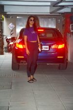 Esha Gupta spotted at bandra on 5th Oct 2018 (1)_5bb88d65011e2.jpg