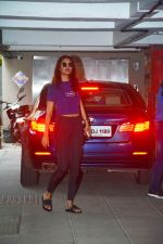 Esha Gupta spotted at bandra on 5th Oct 2018 (7)_5bb88d818ab36.jpg