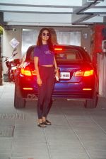 Esha Gupta spotted at bandra on 5th Oct 2018 (8)_5bb88d8774481.jpeg