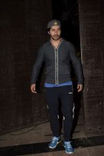 Varun Dhawan spotted at gym in juhu on 5th Oct 2018 (5)_5bb88e19e1efd.JPG