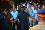 Amitabh Bachchan meets his fans on his birthday at his juhu house on 10th Oct 2018 (7)_5bbf0f19a7924.JPG