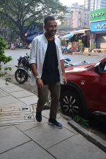 Anand Ahuja spotted at his store veg nonveg in bandra on 7th Oct 2018 (10)_5bbef8bb162a1.JPG