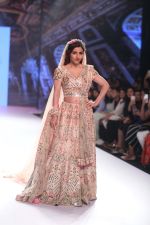 Soha Ali KHan Walk The Ramp At Bombay Times Fashion Week on 15th Oct 2018