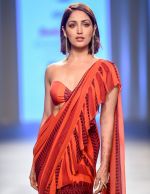 Yami Gautam walk the ramp at Bombay Times Fashion Week (BTFW) 2018 Day 2 for Arpita Mehta Show on 16th Oct 2018  (7)_5bc6dc0666cad.jpg