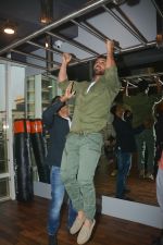John Abraham at the launch of Vinod Channa_s VC Fitness in khar on 18th Oct 2018 (24)_5bc97d65676fb.jpg
