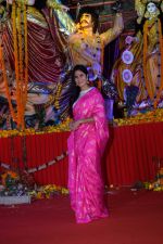 Katrina Kaif at North Bombay Sarbhojanik Durga Puja in vile parle on 18th Oct 2018 (13)_5bc97dda24e6b.jpg