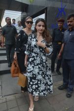 Kareena Kapoor, Soha Ali khan spotted at hakkasan Bandra on 19th Oct 2018 (6)_5bcd8a9ca28d0.JPG