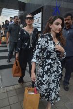Kareena Kapoor, Soha Ali khan spotted at hakkasan Bandra on 19th Oct 2018 (7)_5bcd8a9f4f446.JPG